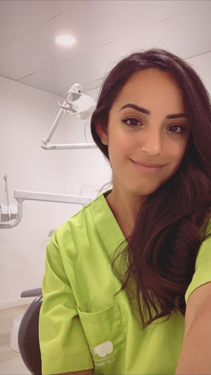Tesla Rivera en consulta dental